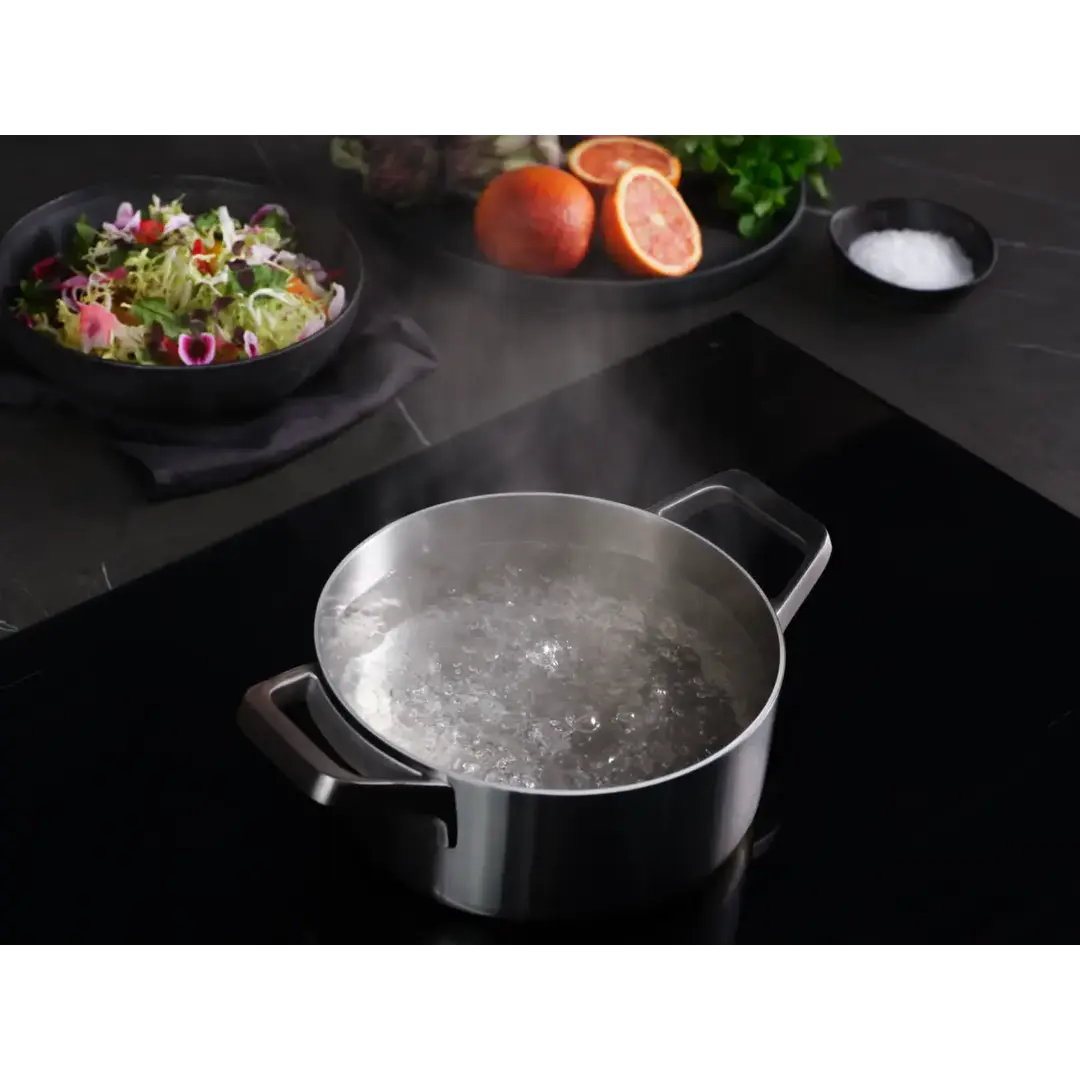 AEG IKE74471IB Induktionskochfeld mit Topf beim Kochen