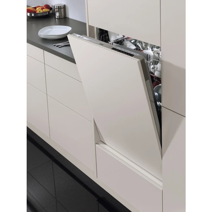 Vollintegrierbarer Geschirrspüler mit 82 cm Höhe und heller Front